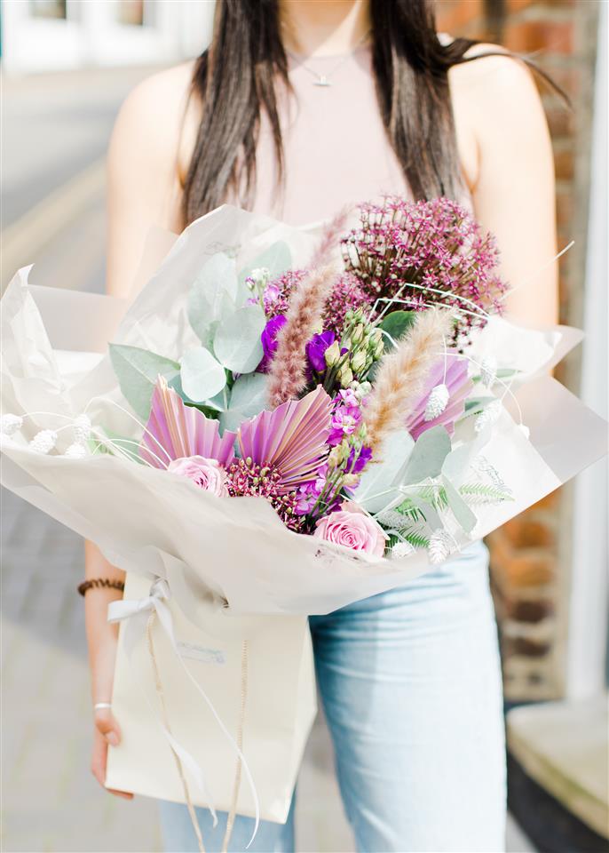 The Flower Mill is a local florist in Bedfordshire that delivered gorgeous flower bouquets in water and floral arrangements